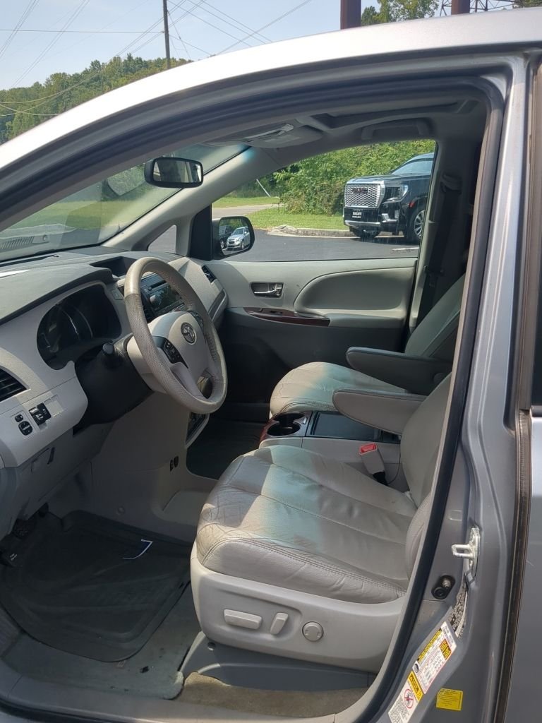 Used 2012 Silver Toyota XLE image 9