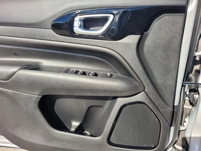 New 2026 Silver Zynith Metallic Clear-Coat Exterior Paint Jeep Latitude image 21