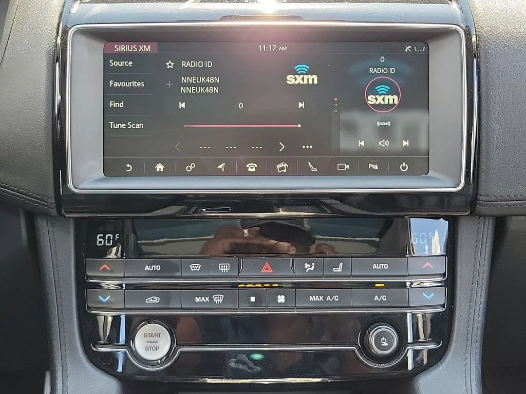 Used 2019 Black Jaguar 30t Portfolio image 13