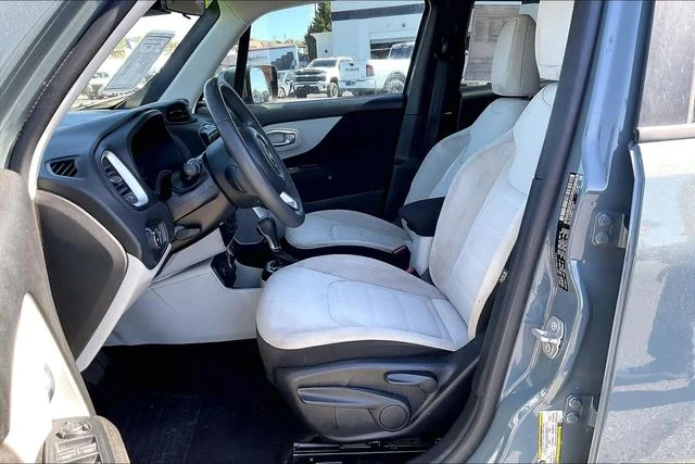 Used 2018 Gray Jeep Latitude image 27