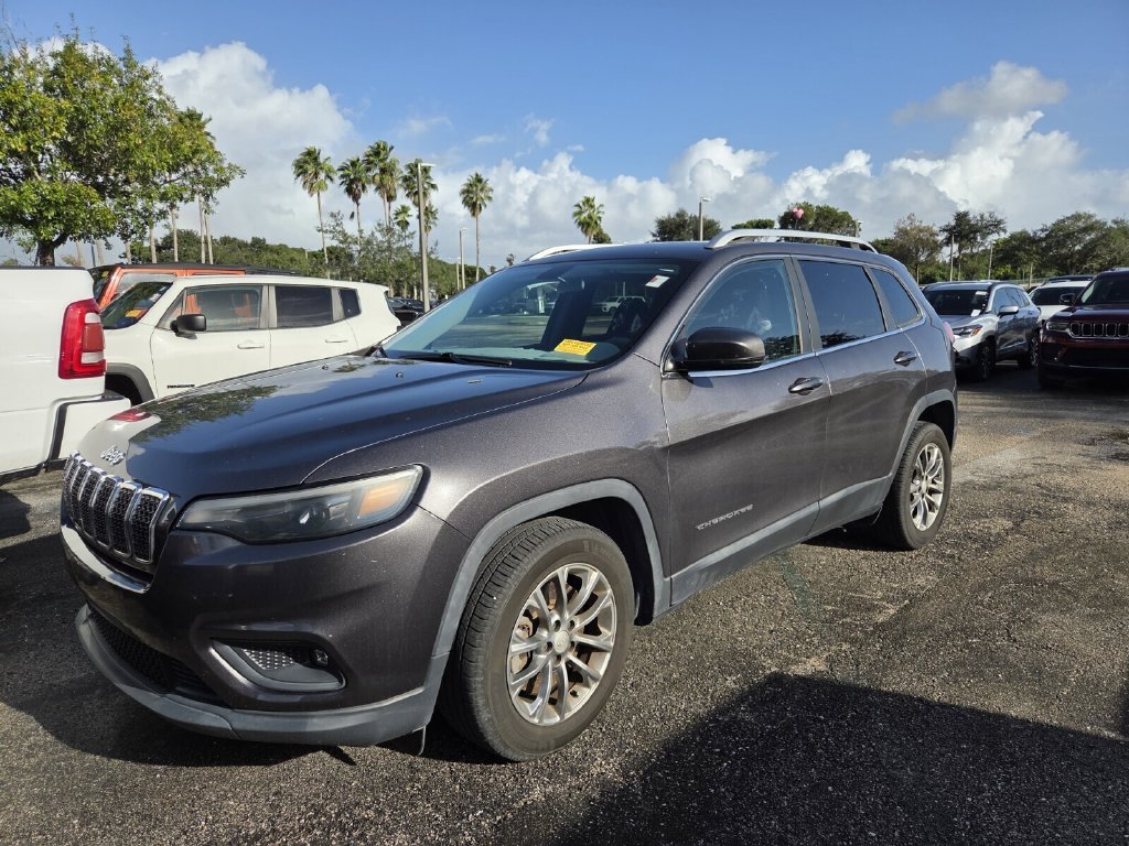 Used 2019 Granite Crystal Metallic Clearcoat Jeep Latitude Plus image 3