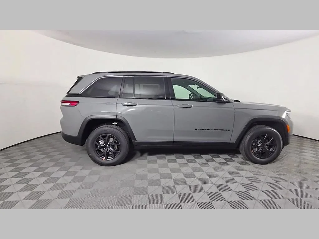 New 2027 Sting-Gray Clearcoat Jeep Laredo Altitude image 22