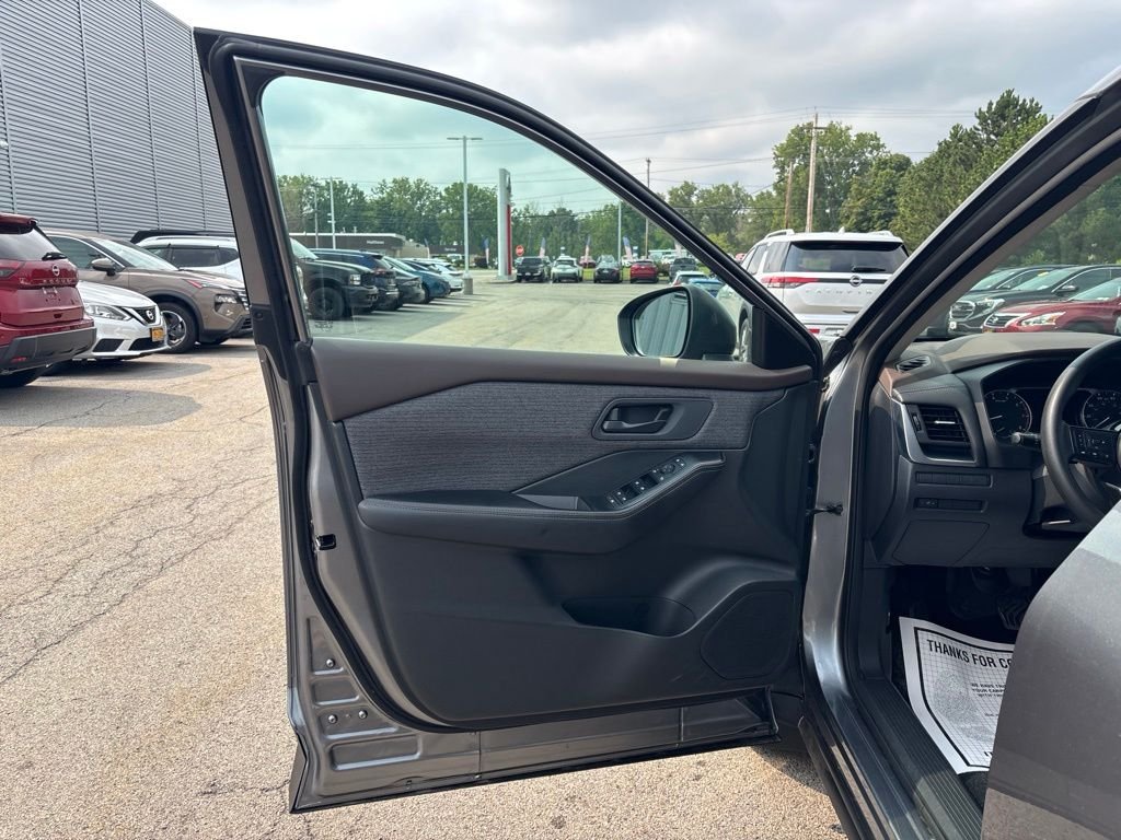 Used 2021 Gray Nissan S image 16
