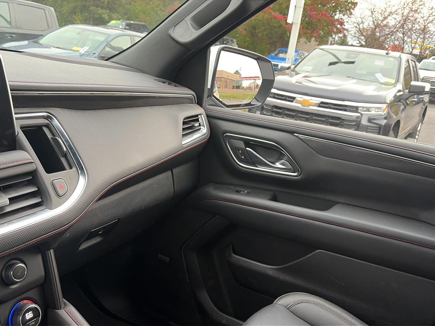 Used 2023 Wh Chevrolet  image 21