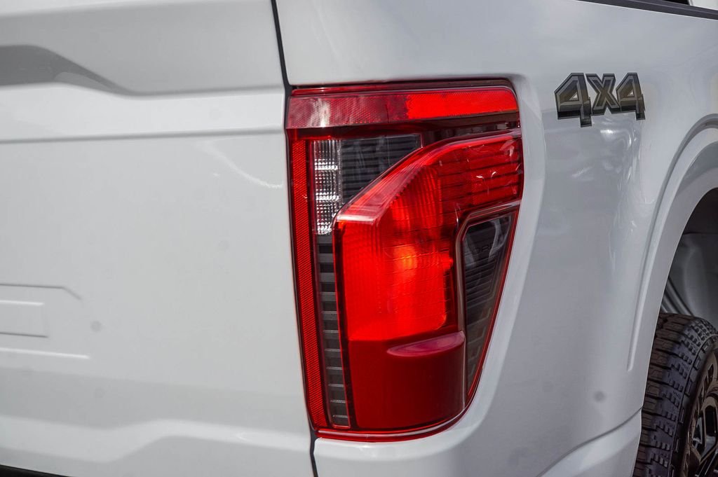 New 2026 Oxford White Ford XLT image 7