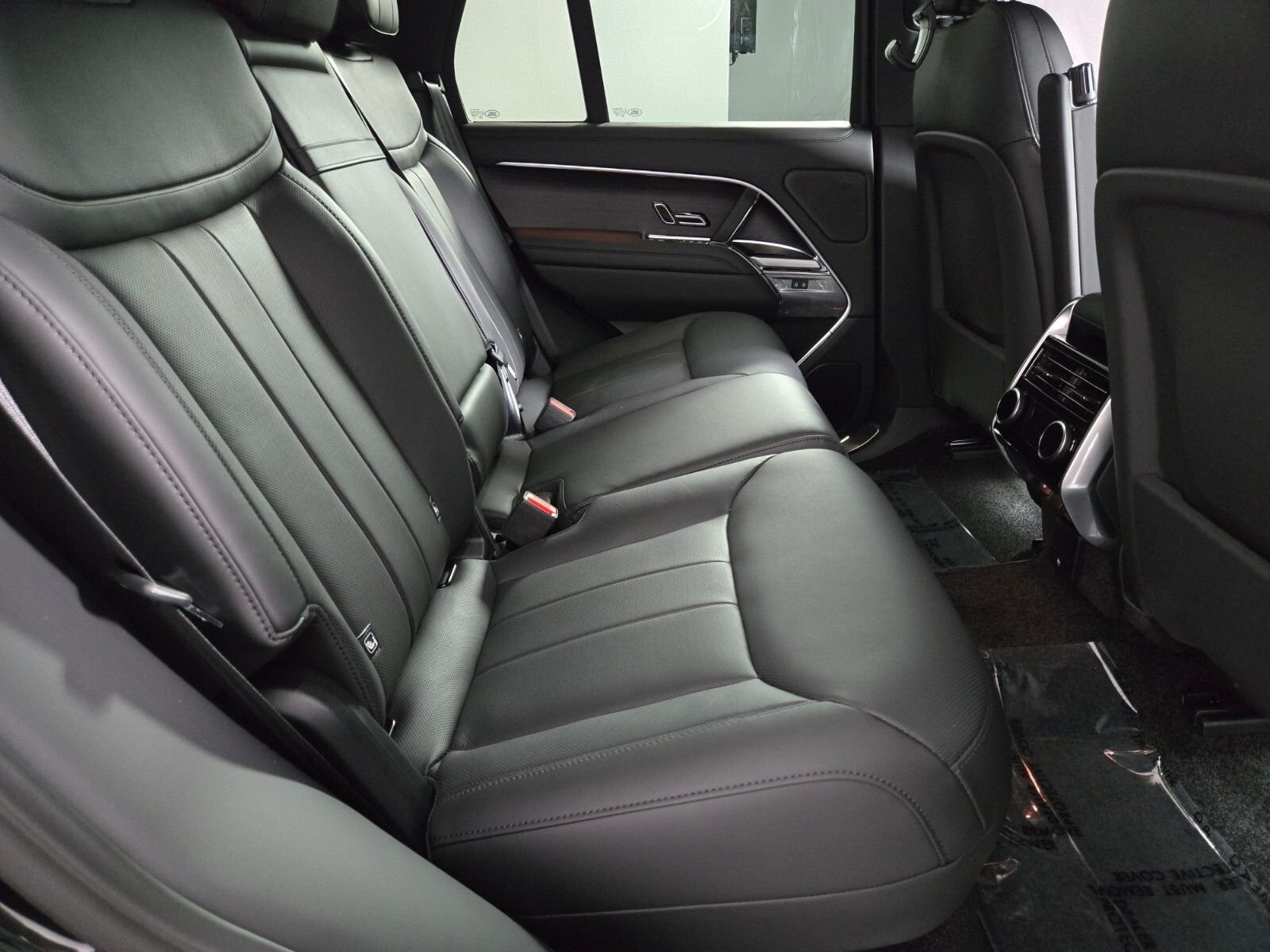 New 2026 Santorini Black Land Rover SE image 18
