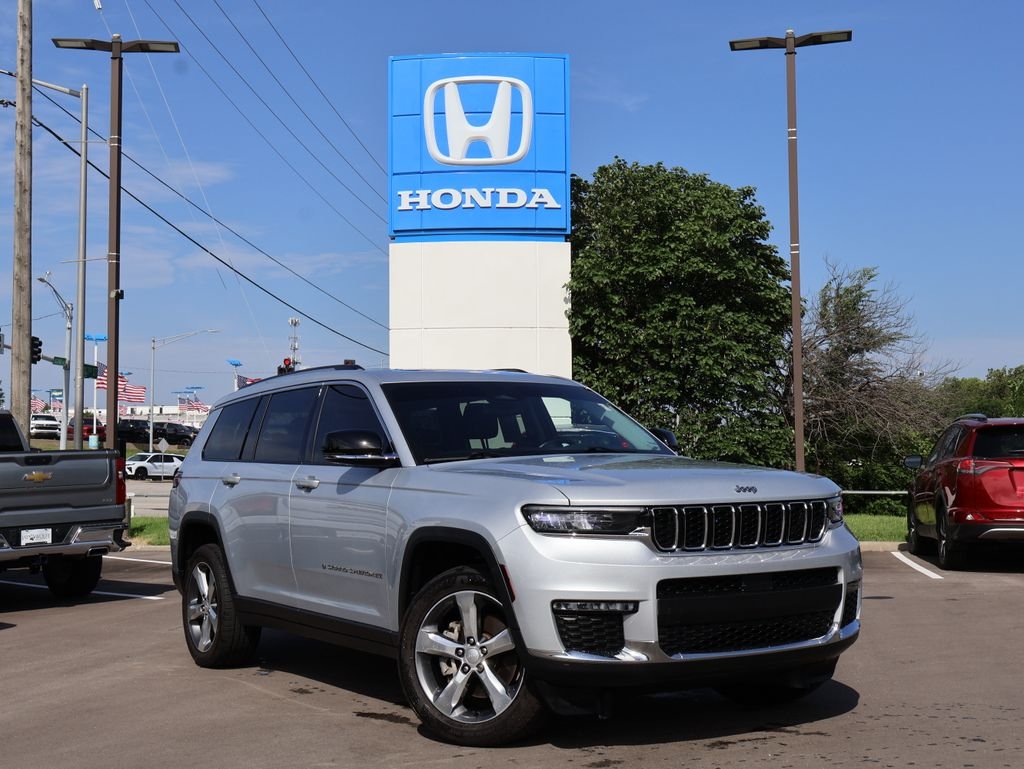 Used 2021 Silver Jeep Limited image 1
