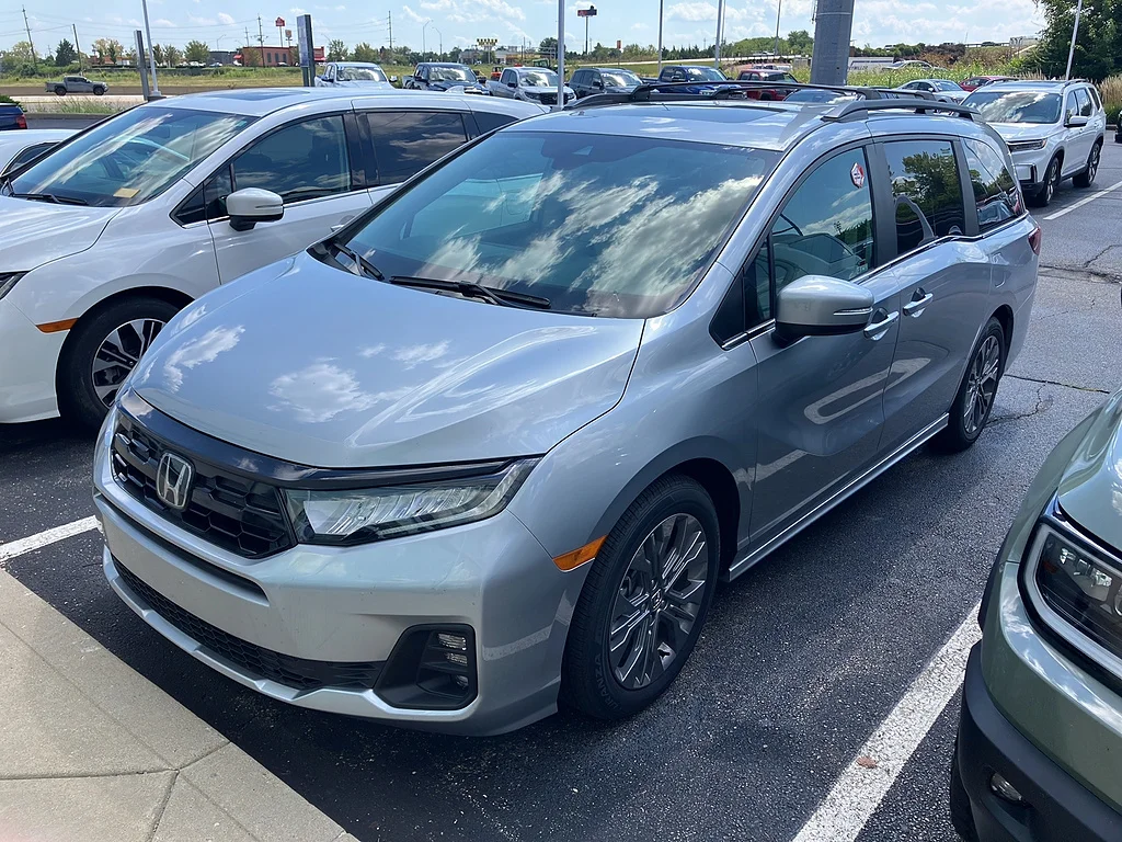 Certified Used 2026 Solar Silver Metallic Honda Touring image 3