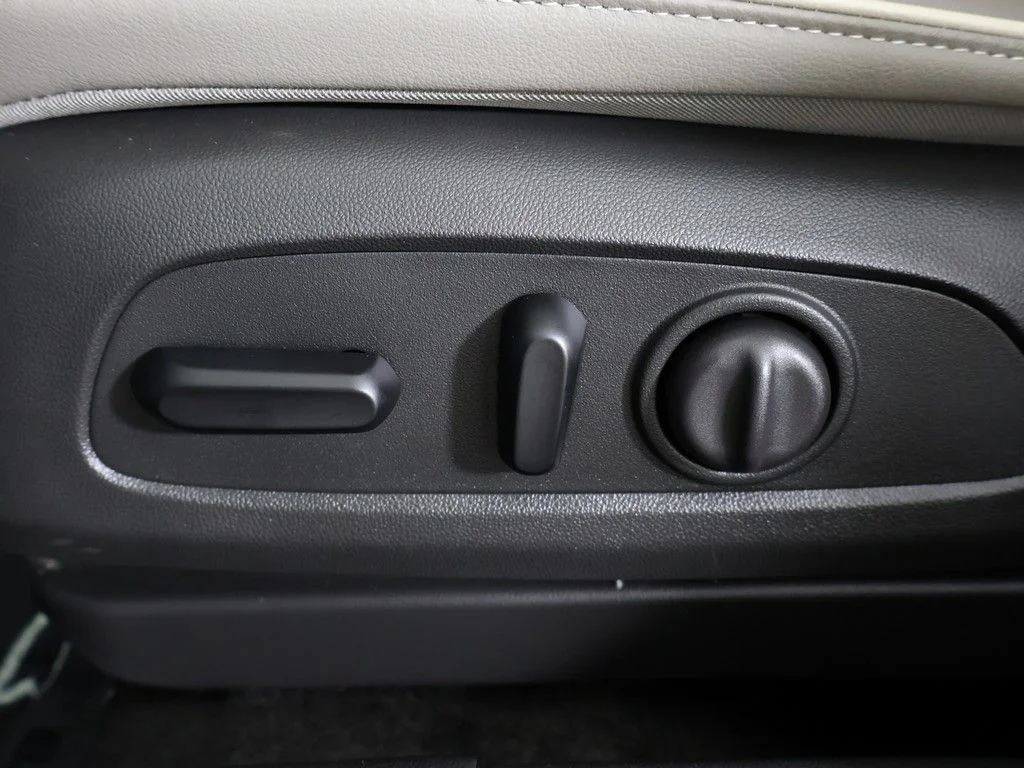 Used 2024 Black Buick Avenir image 33