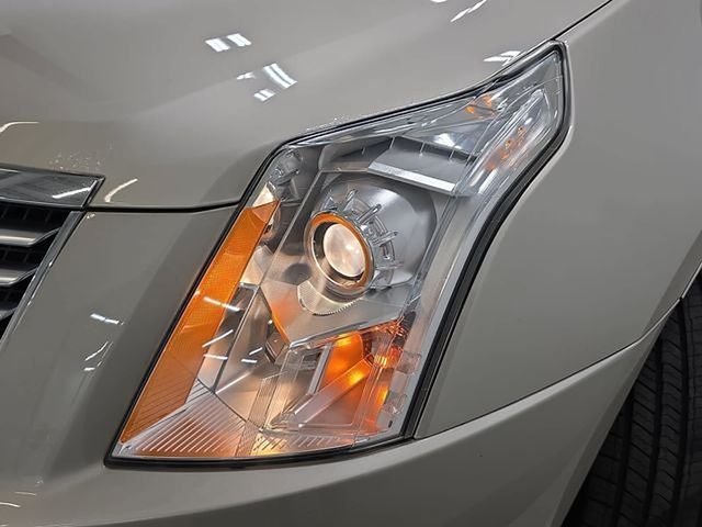 Used 2014 Silver Cadillac Luxury image 28