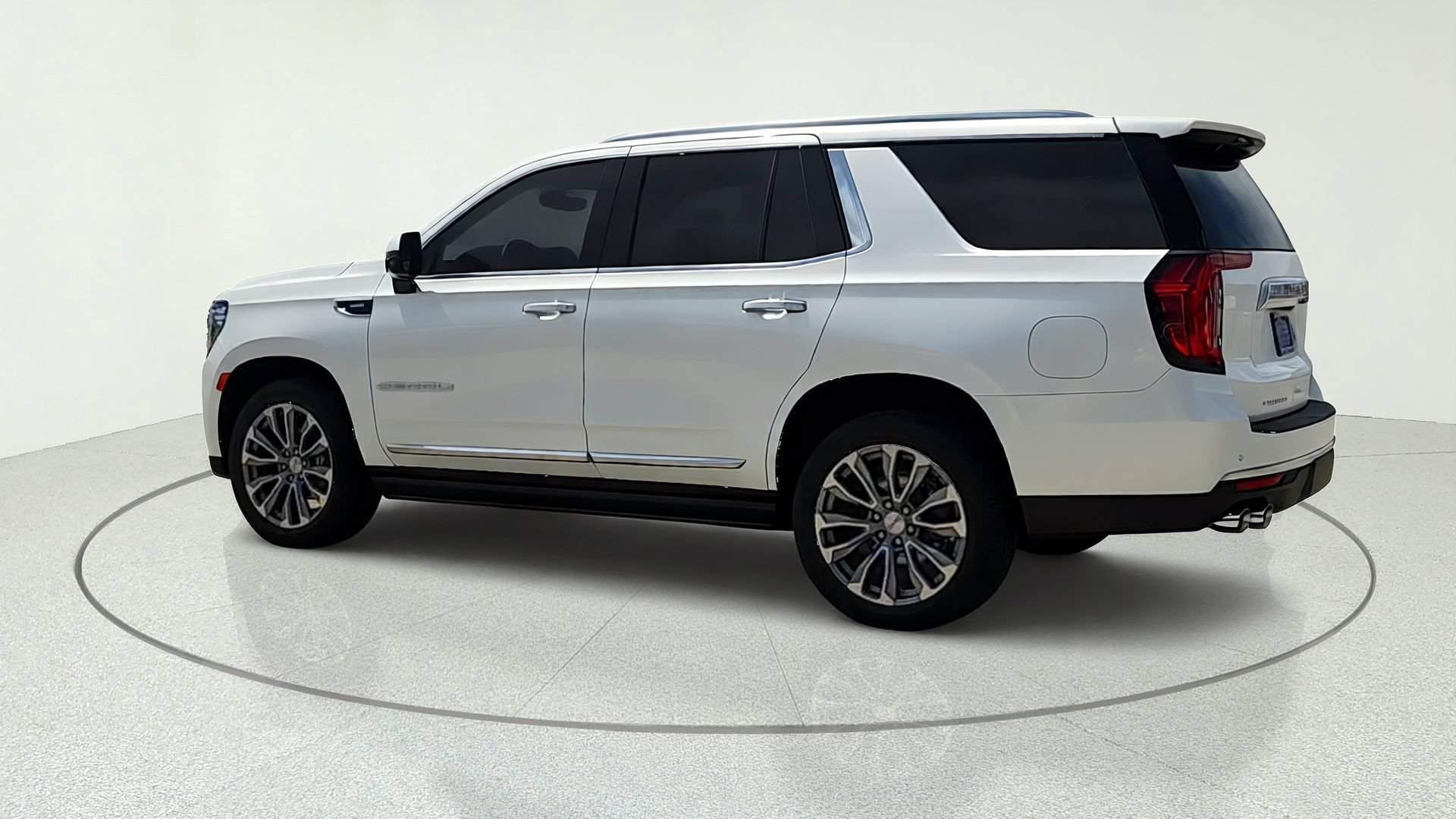 Used 2022 White Frost Tricoat GMC Denali image 5