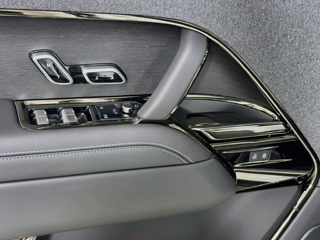 New 2027 Fuji White Land Rover  image 18