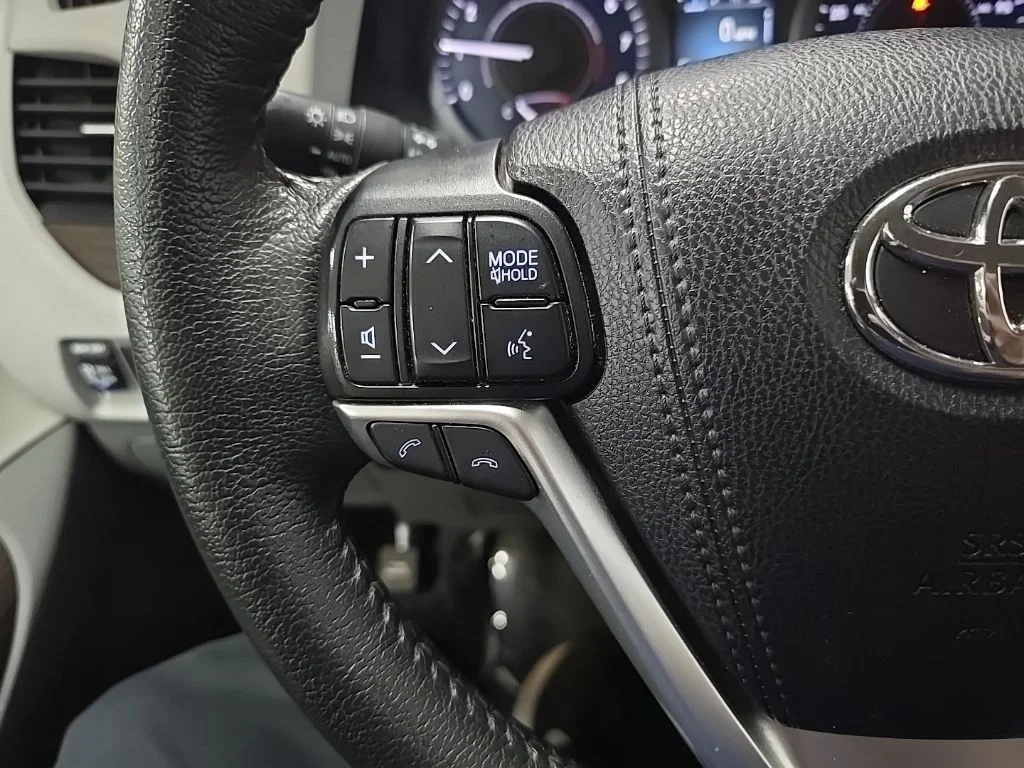 Used 2020 White Toyota XLE image 20