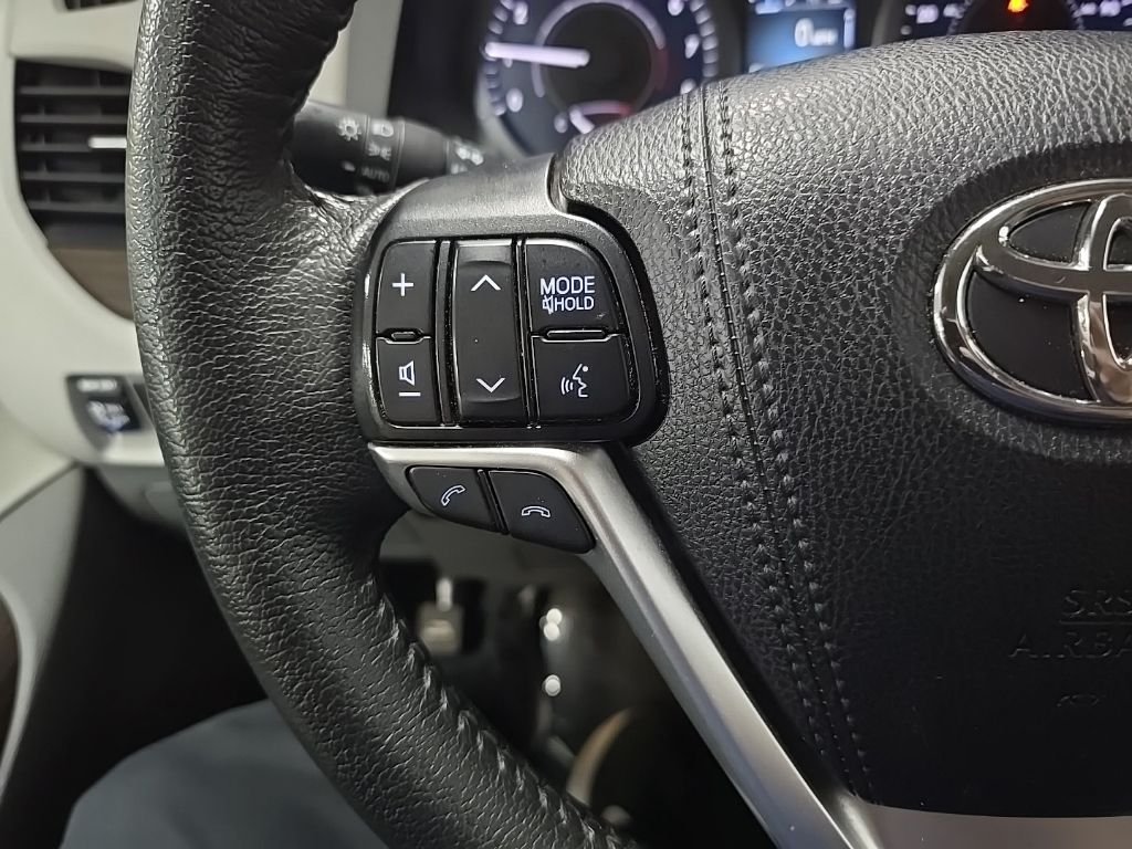 Used 2020 White Toyota XLE image 20