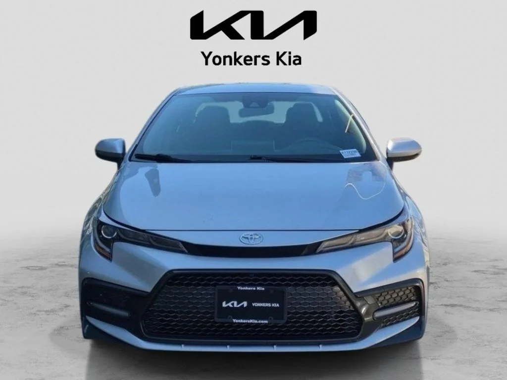 Used 2020 Silver Toyota SE image 3