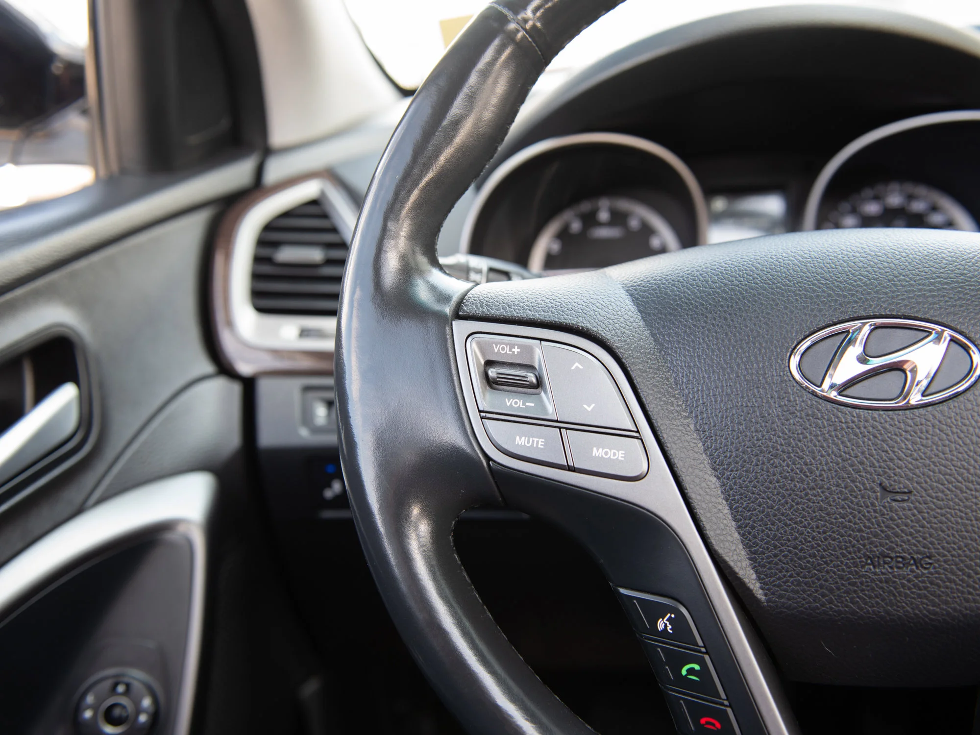 Used 2018 White Hyundai SE * One Owner | Heated Seats | Panoramic Sunroof | Backup Camera | Blind Spot Monitoring image 12