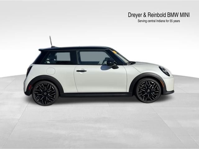 2025 Mini Cooper 2 Door Hardtop Signature photo 2