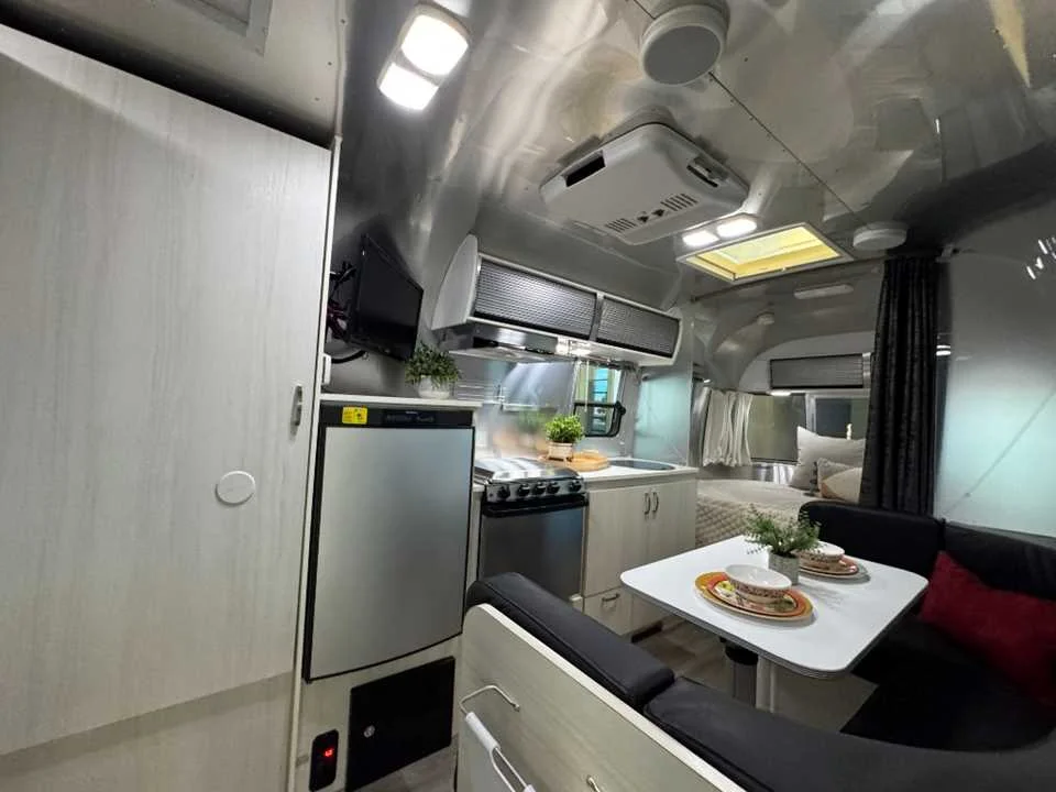 Used 2016 SILVER AIRSTREAM  image 7