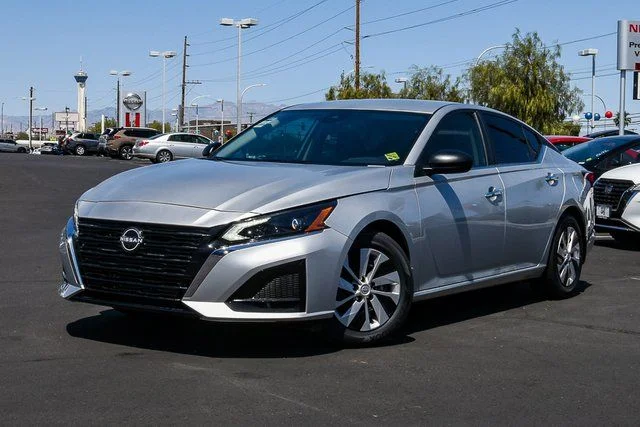 Used 2025 Silver Nissan 2.5 S image 1