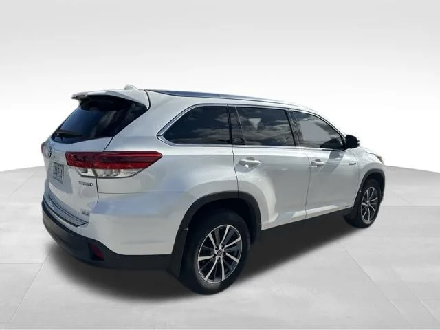 Used 2019 White Toyota XLE image 5
