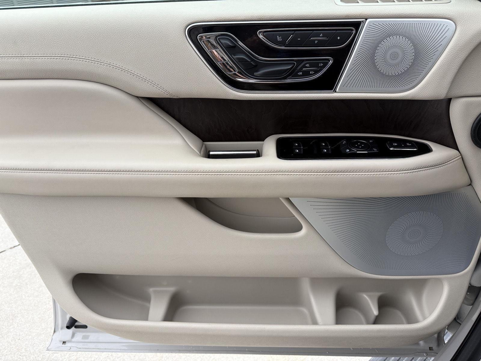 Used 2020 Ceramic Pearl Lincoln Reserve image 18