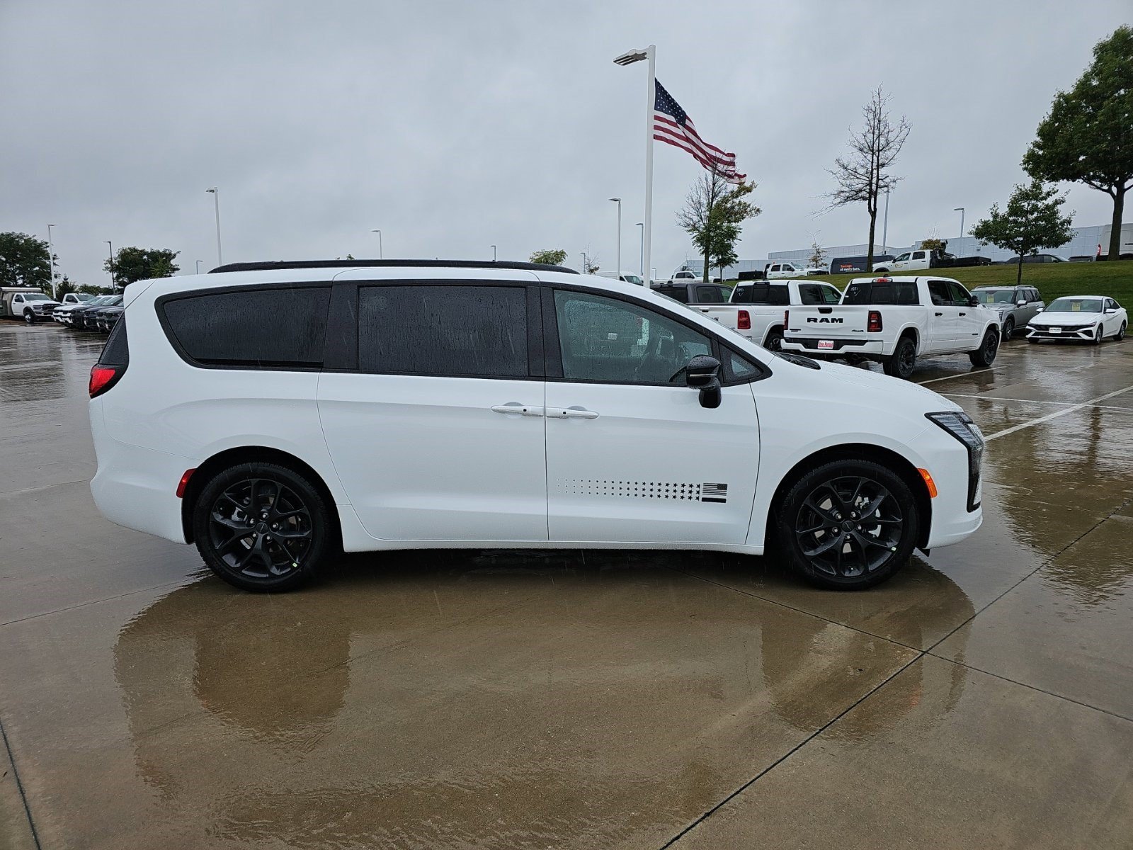 New 2027 Bright White Clearcoat Chrysler Select image 6