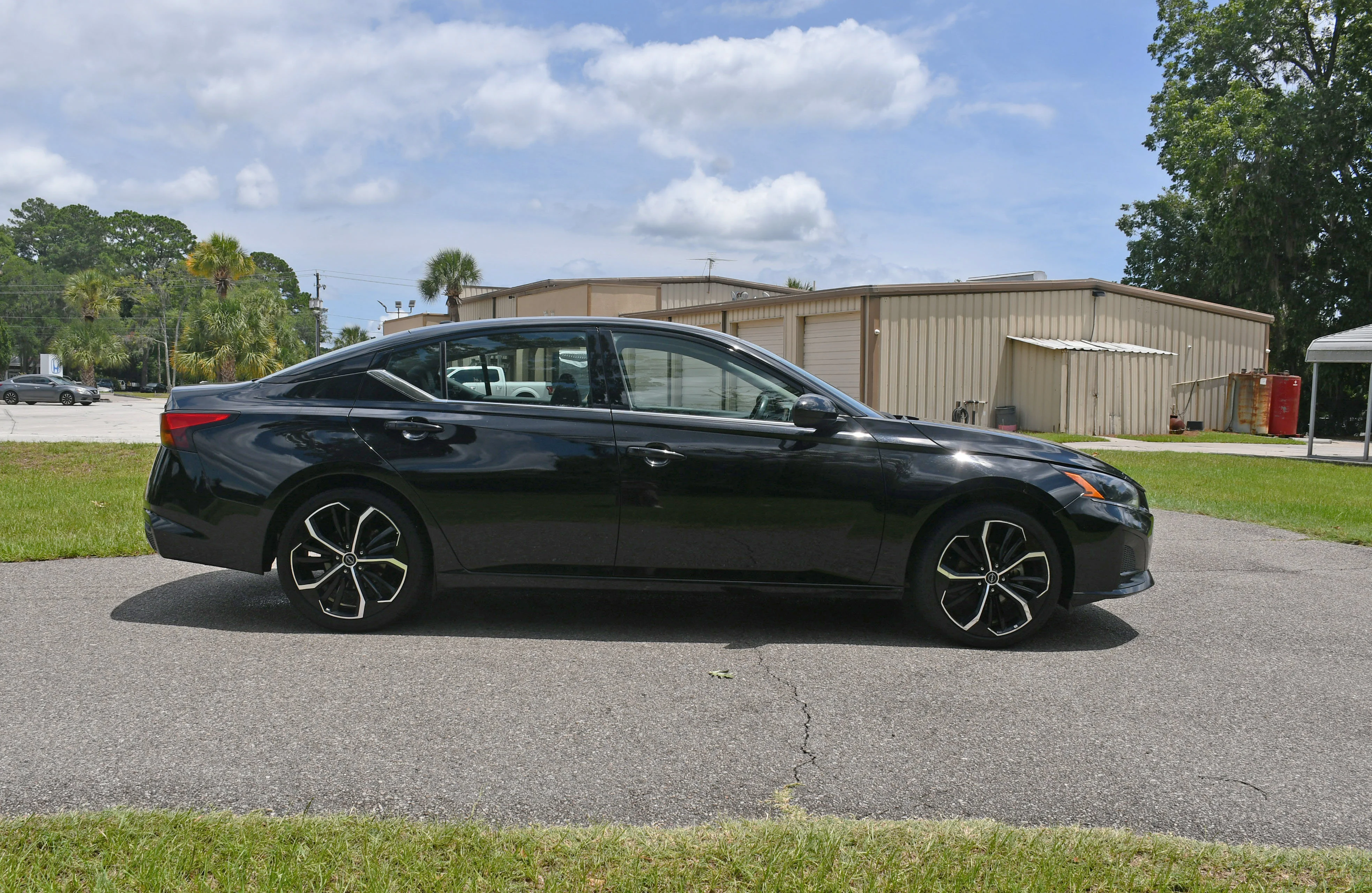 Used 2024 Black Nissan 2.5 SR image 4