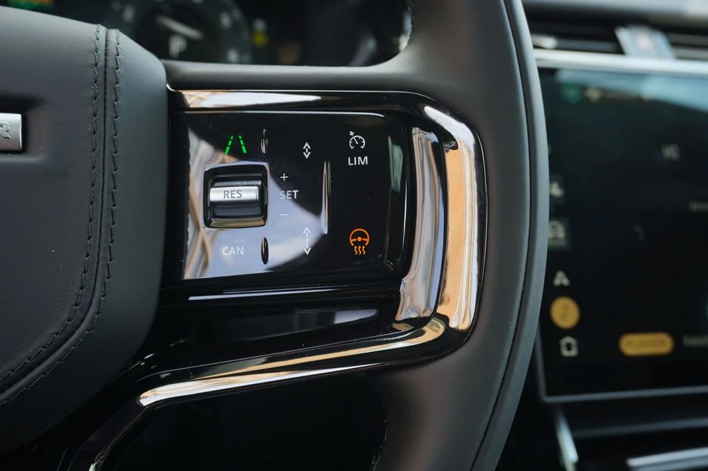 New 2026 Santorini Black Land Rover Dynamic SE image 18