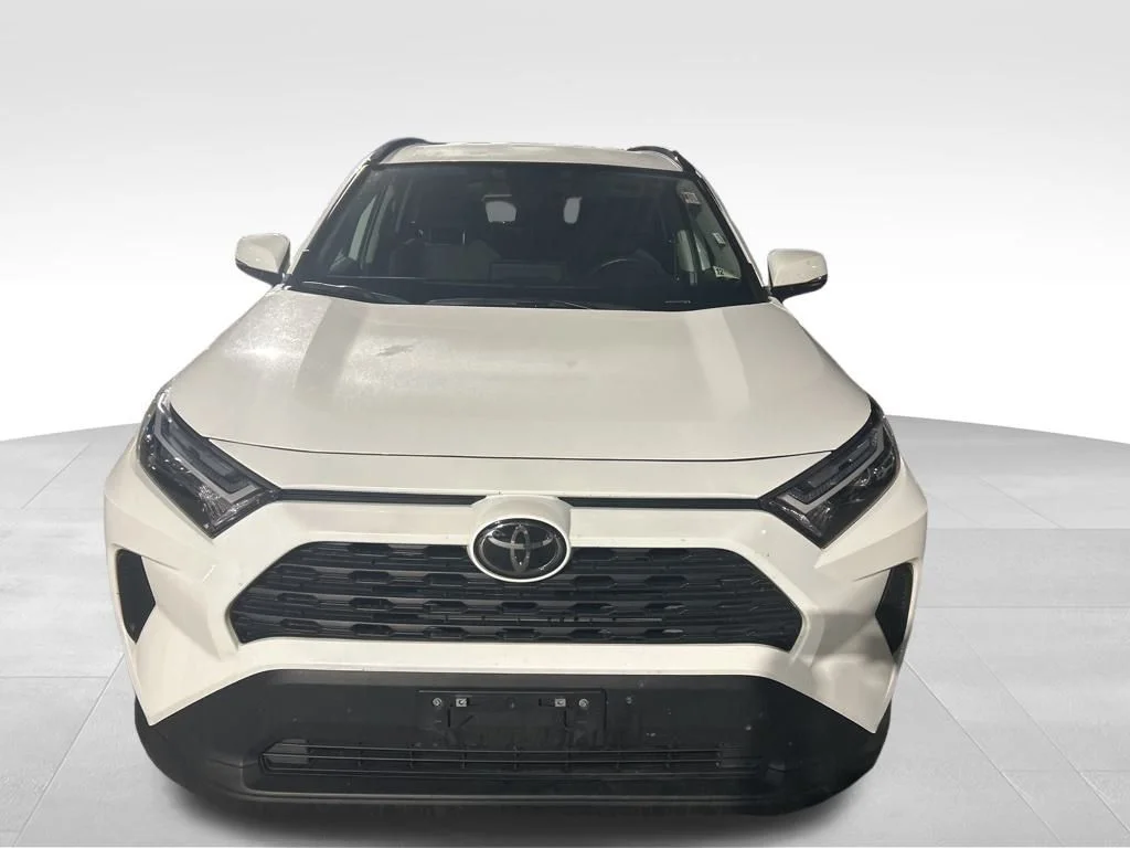 Used 2025 White Toyota XLE image 3