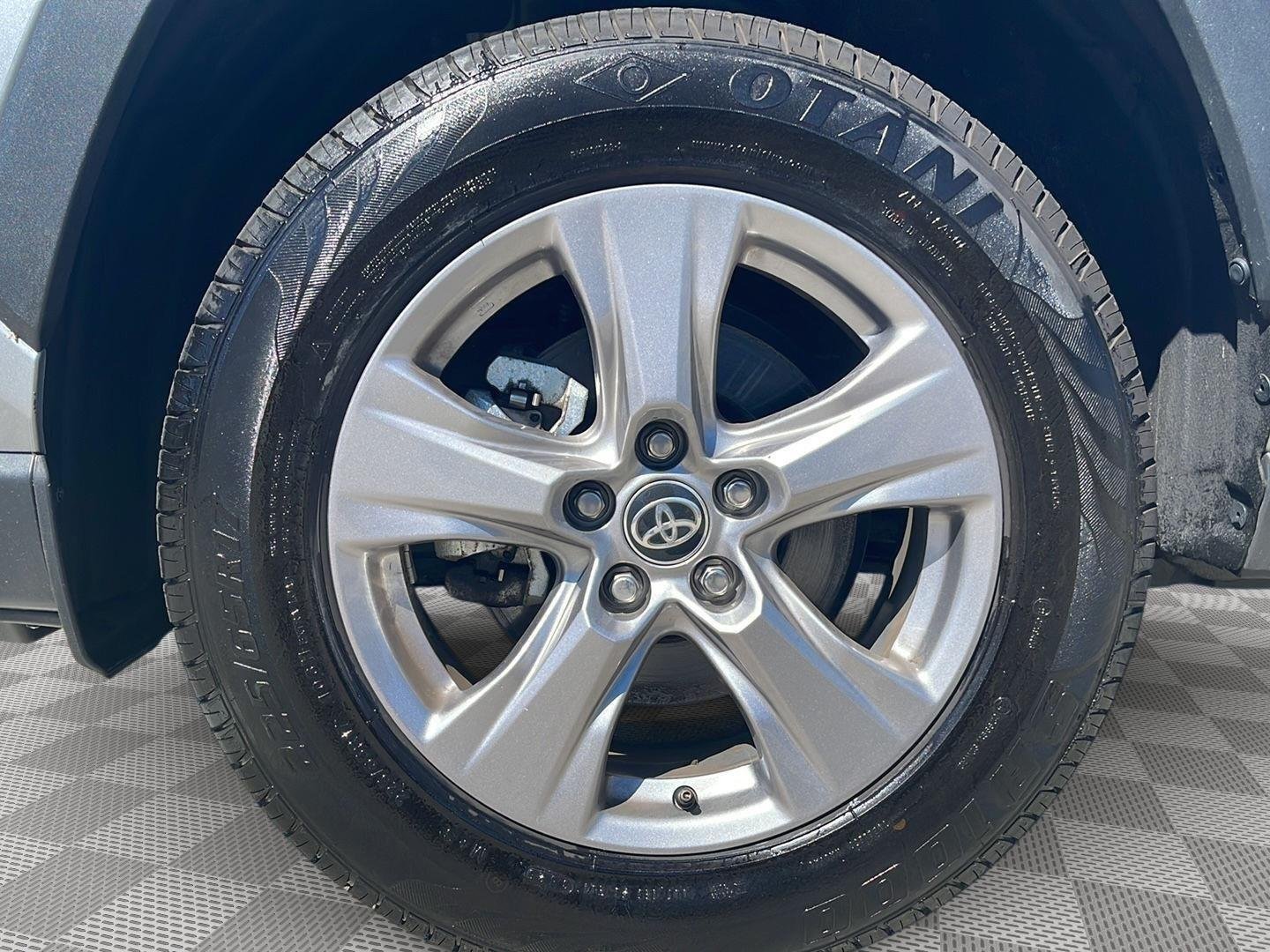 2025 Toyota RAV4 XLE - Photo 9
