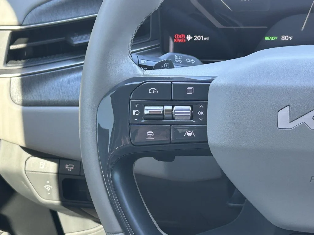 Used 2024 Ivory Kia Wind image 16