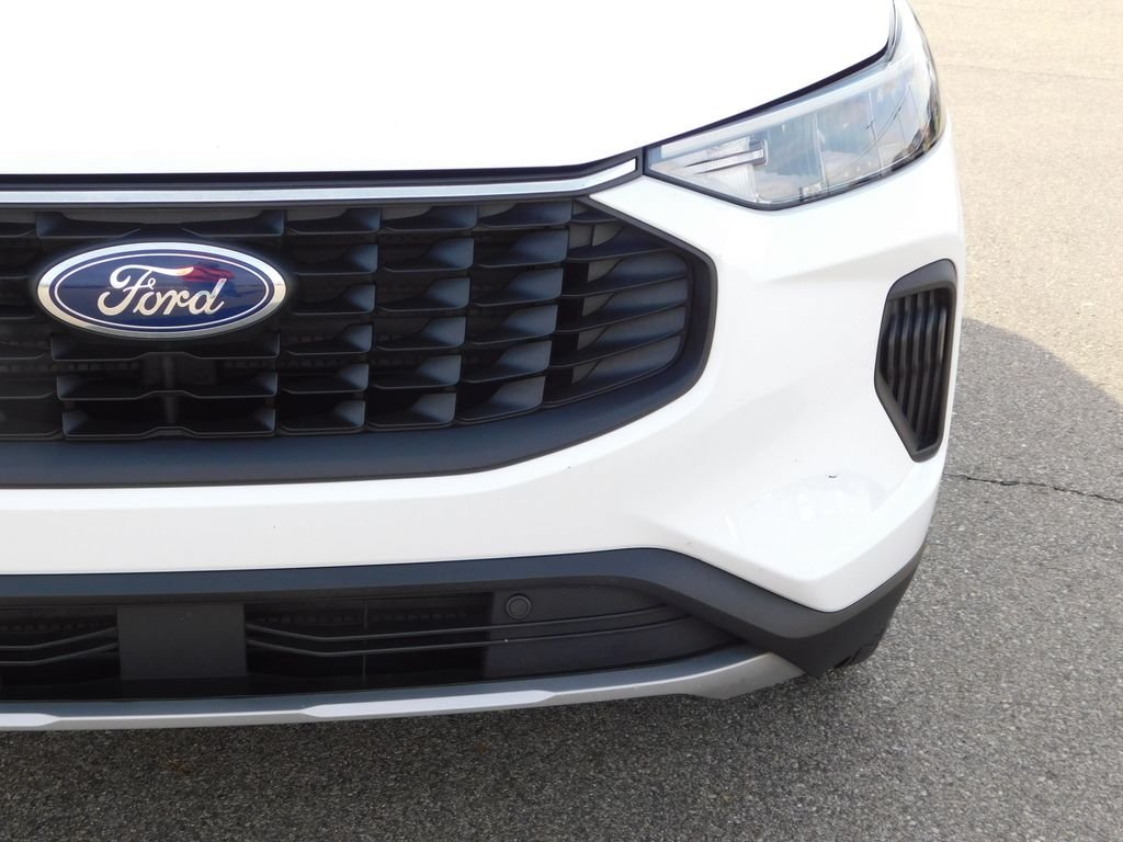 Used 2025 Oxford White Ford Active image 9