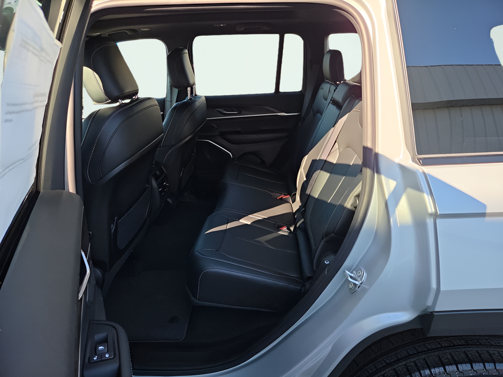 New 2026 Silver Zynith Exterior Paint Jeep Limited image 17