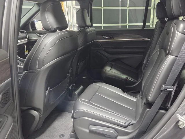 New 2026 Baltic Gray Metallic Clear-Coat Exterior Paint Jeep Limited image 6