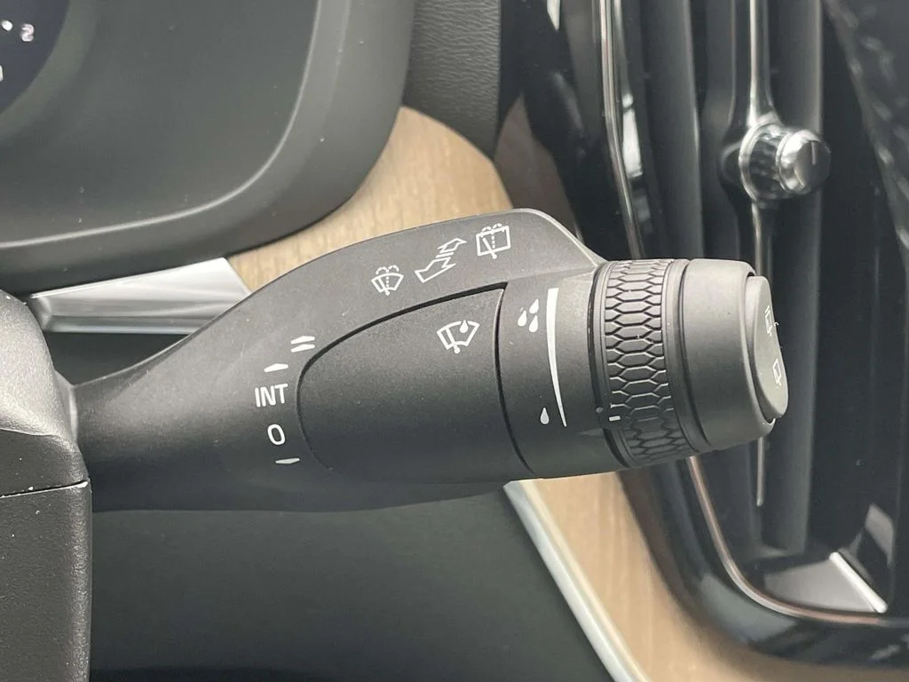 New 2026 Onyx Black Metallic Volvo Core image 13