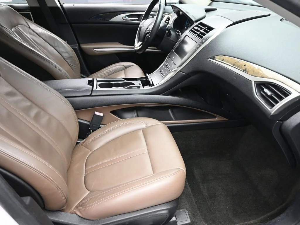 Used 2016 White Lincoln Base image 9