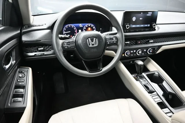 Used 2025 White Honda SE image 13