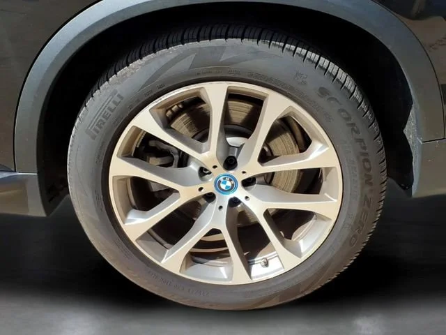 Used 2025  BMW xDrive50e image 32
