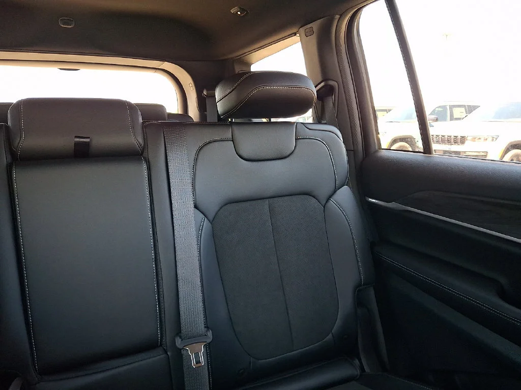 New 2026 Bright White Clear-Coat Exterior Paint Jeep Laredo Altitude image 15