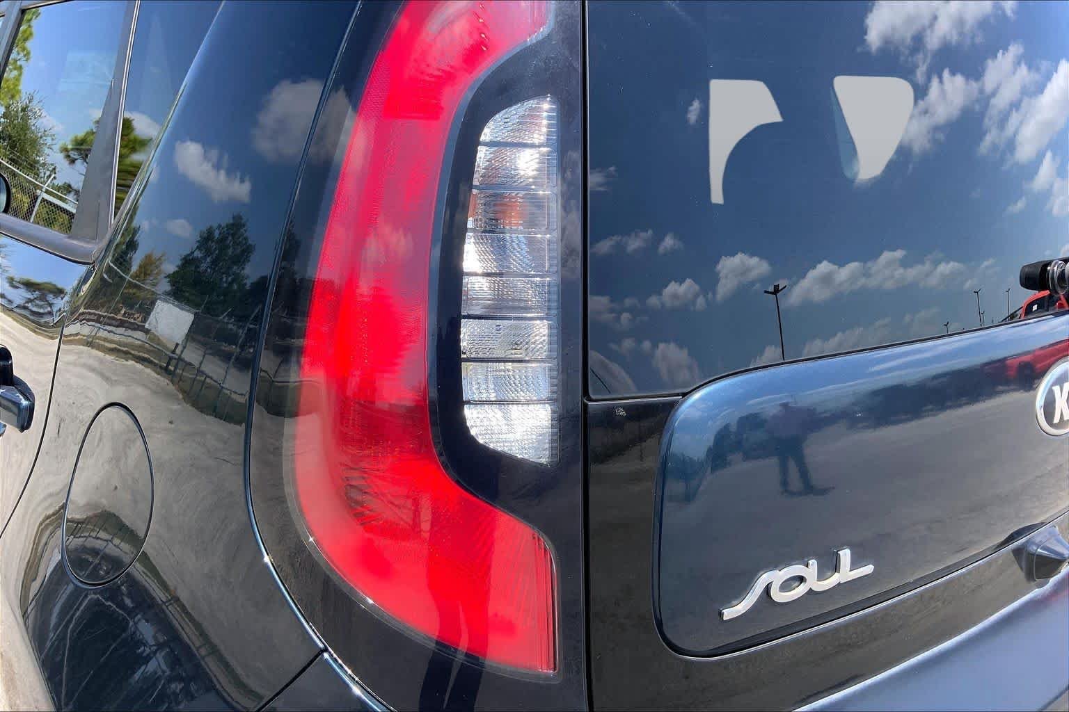 Used 2018 Mysterious Blue Kia + image 28