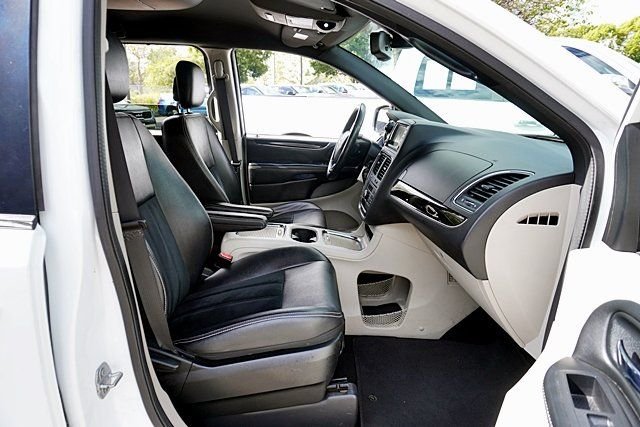 Used 2018 White Dodge SXT image 10