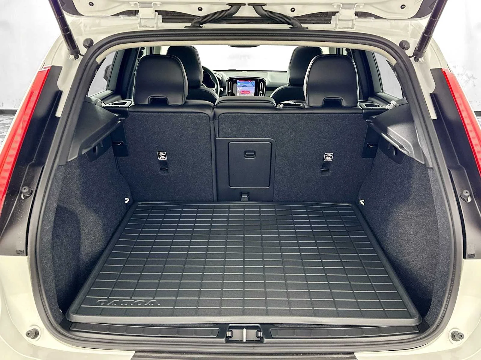 2025 Volvo XC40 Core - Photo 24