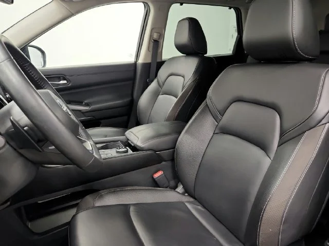 Used 2025 Super Black Nissan SL image 15
