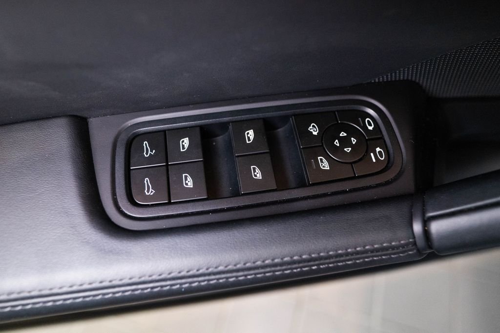 Used 2025  Porsche Base image 17