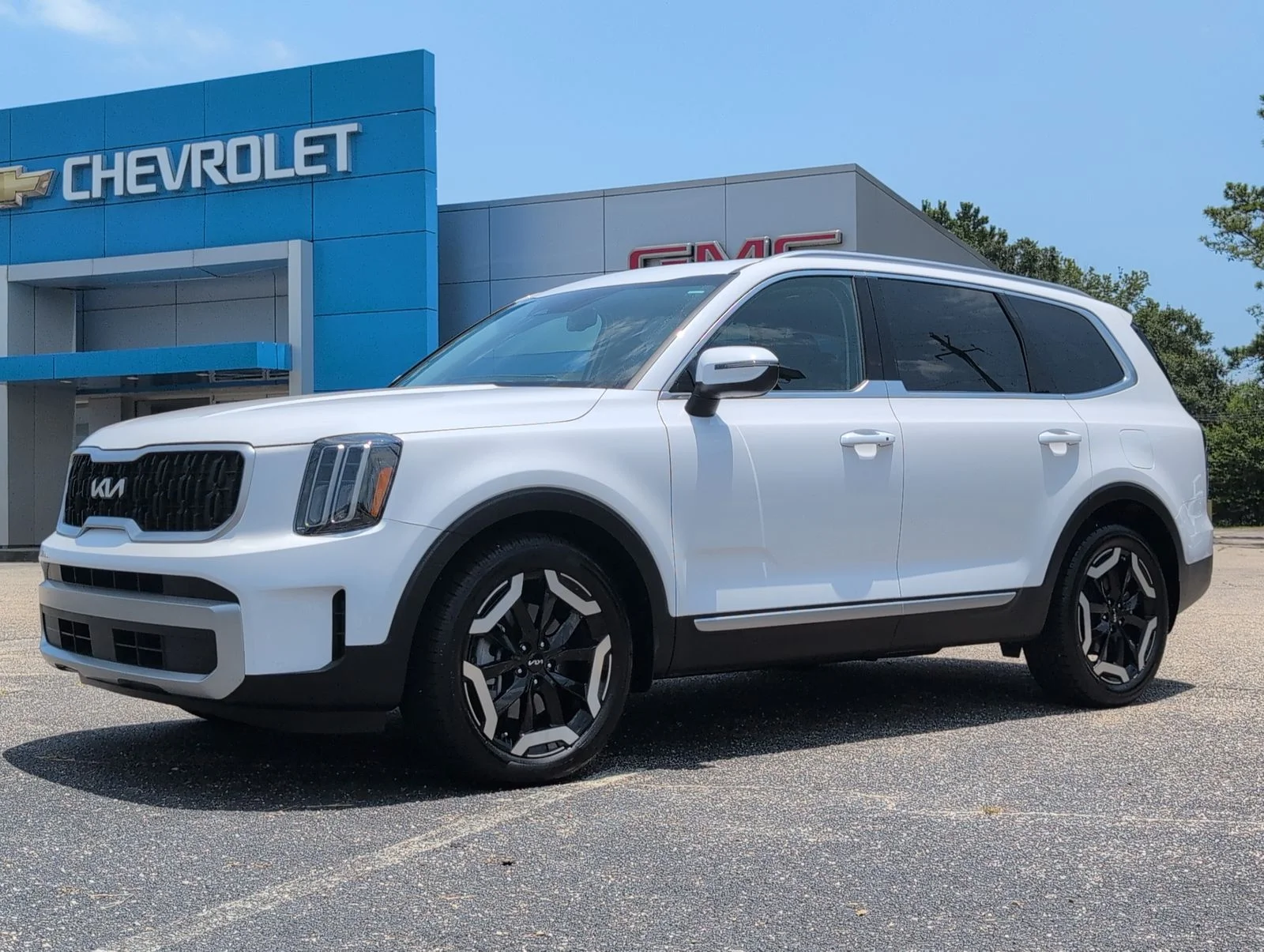 Used 2024 White Kia EX image 1