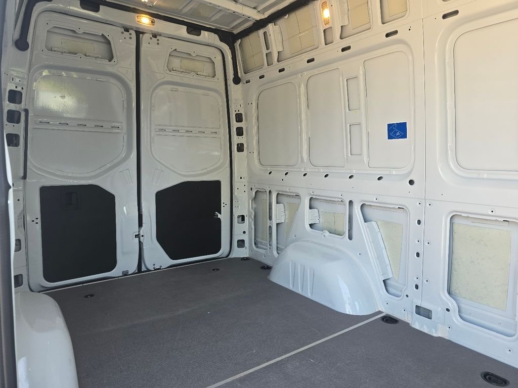 Used 2025  Mercedes-Benz Cargo 144 WB image 13