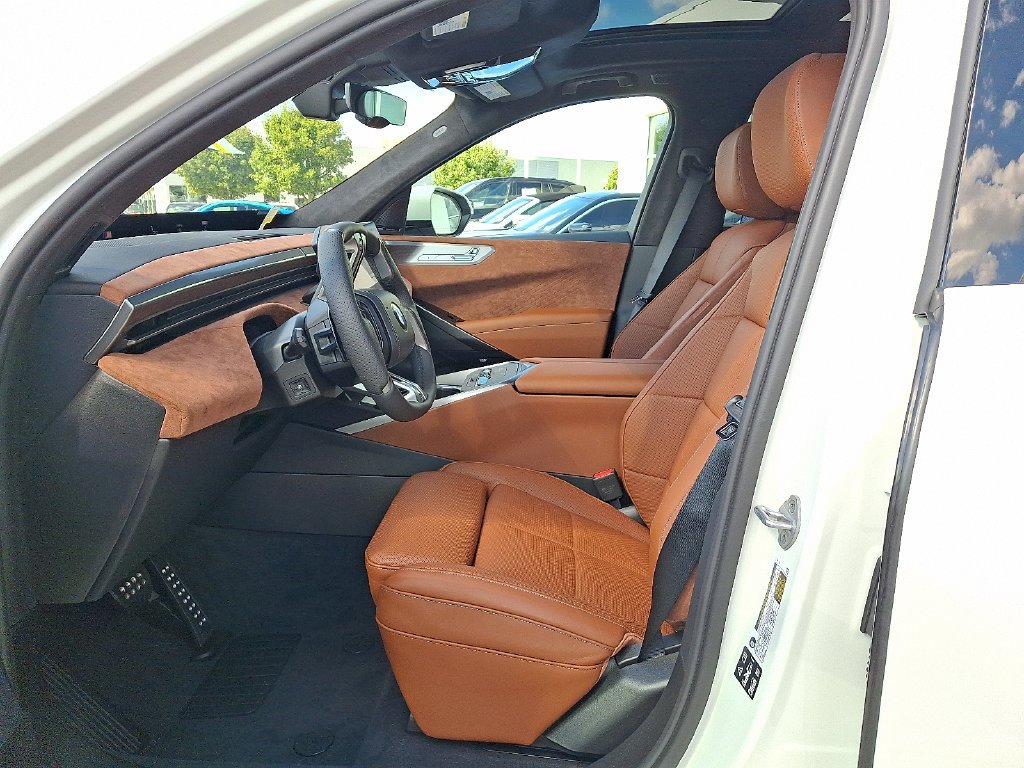 New 2027 Alpine White BMW  image 6