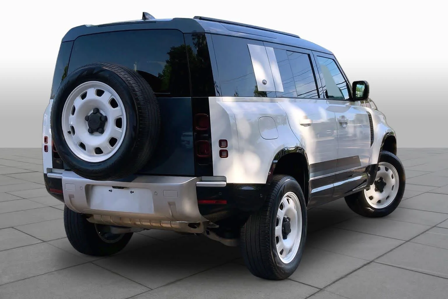Used 2024 Fuji White Land Rover S image 13