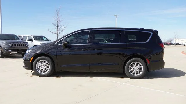 New 2026 Diamond Black Crystal Pearl-Coat Exterior Paint Chrysler Select image 6