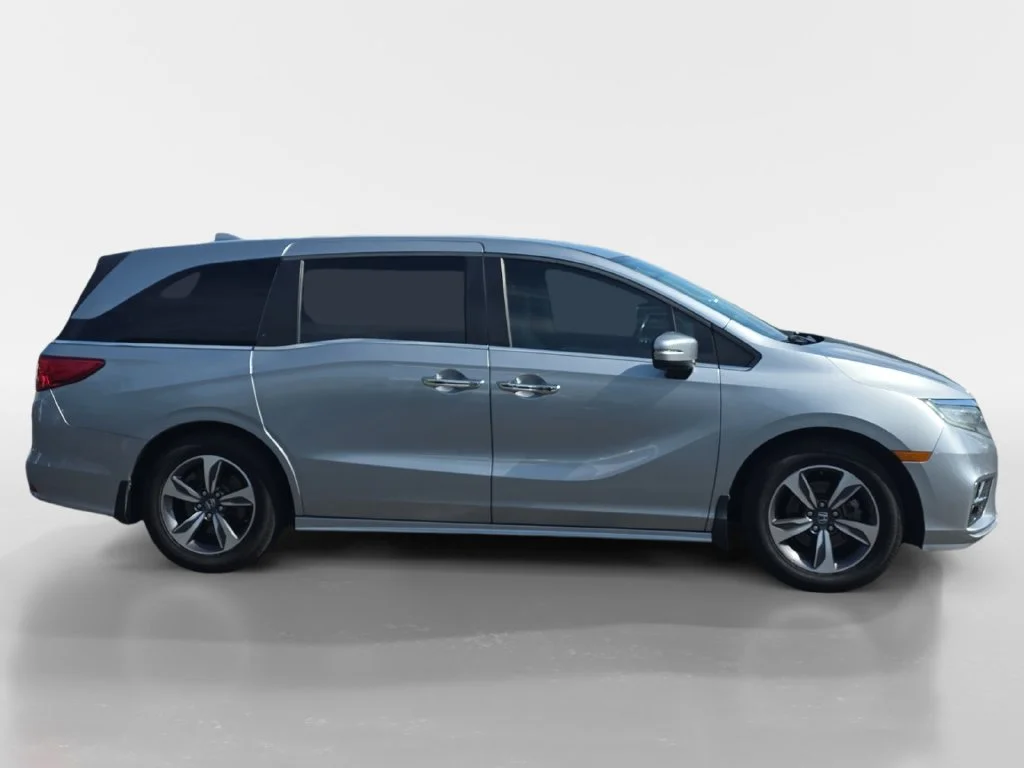 Used 2019 Lunar Silver Metallic Honda Touring image 3